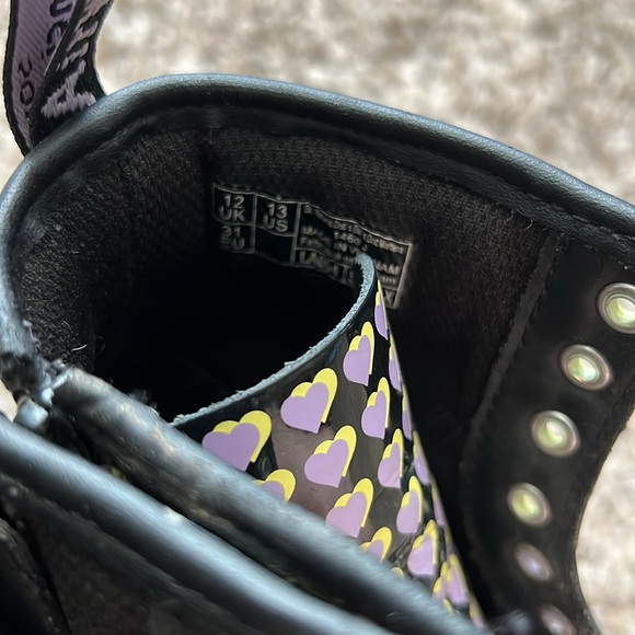 Dr. Martens Girls Boots with hearts - Picture 7 of 10